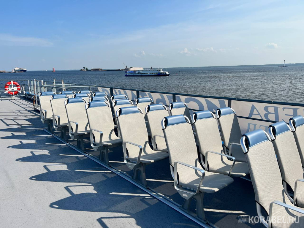 Кресла на открытой палубе / Фото: Корабел.Ру