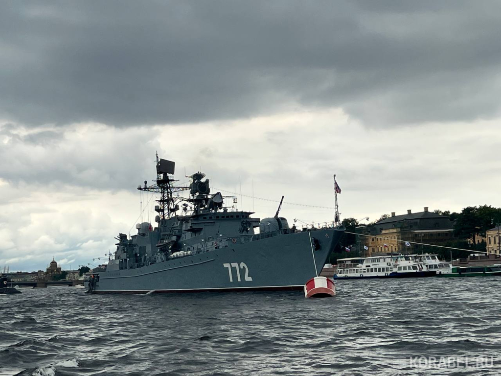 Военный корабль в акватории реки Невы / Фото: Корабел.Ру