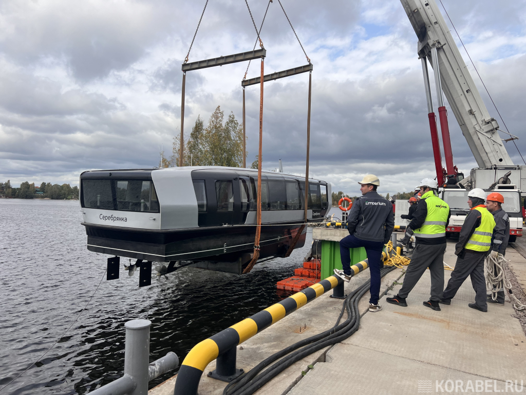 Спуск электросудна на верфи Эмпериум / Фото: Корабел.Ру