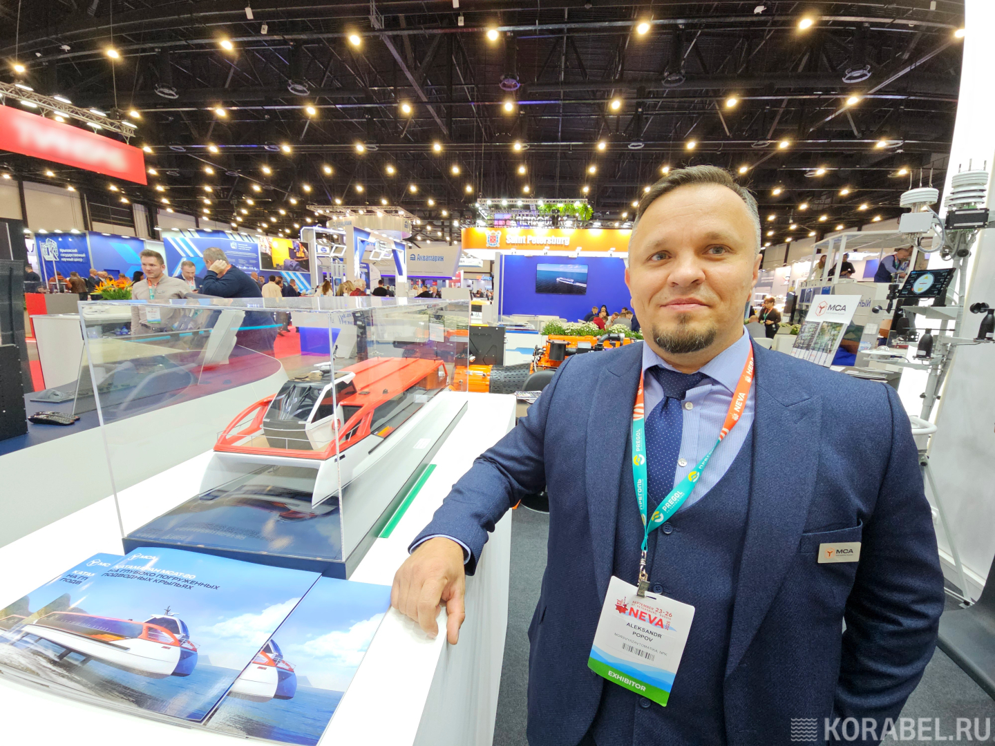 Александр Попов и модель композитного катамарана MCAT-20 / Фото: Корабел.Ру