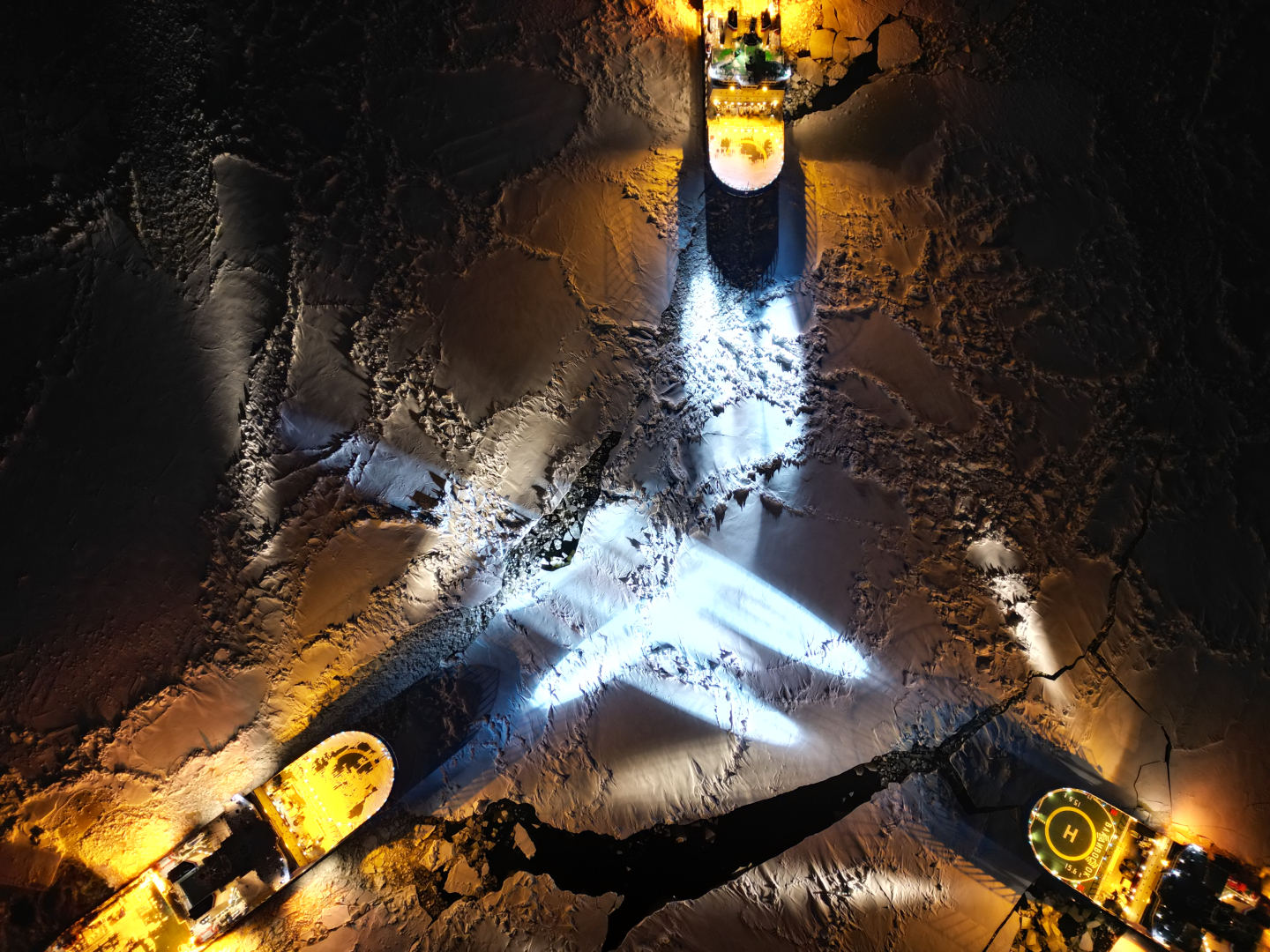 Встреча трех ледоколов проекта 21900М в Арктике / Фото: