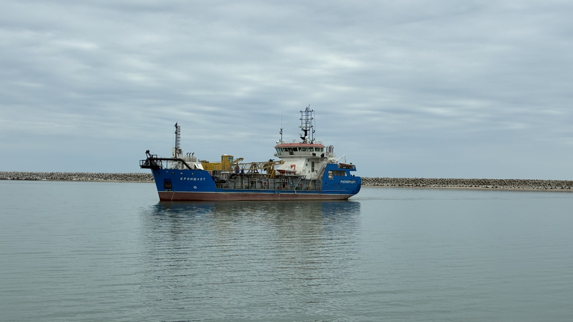 Земснаряд "Кроншлот" в Махачкале / Фото: