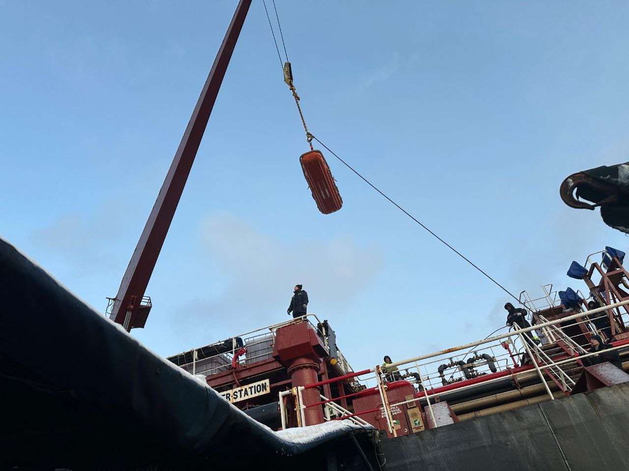 Срочную медицинскую эвакуацию в акватории Кольского залива провели спасатели Северного филиала Морспасслужбы / Фото: Telegram-канал Морспасслужбы