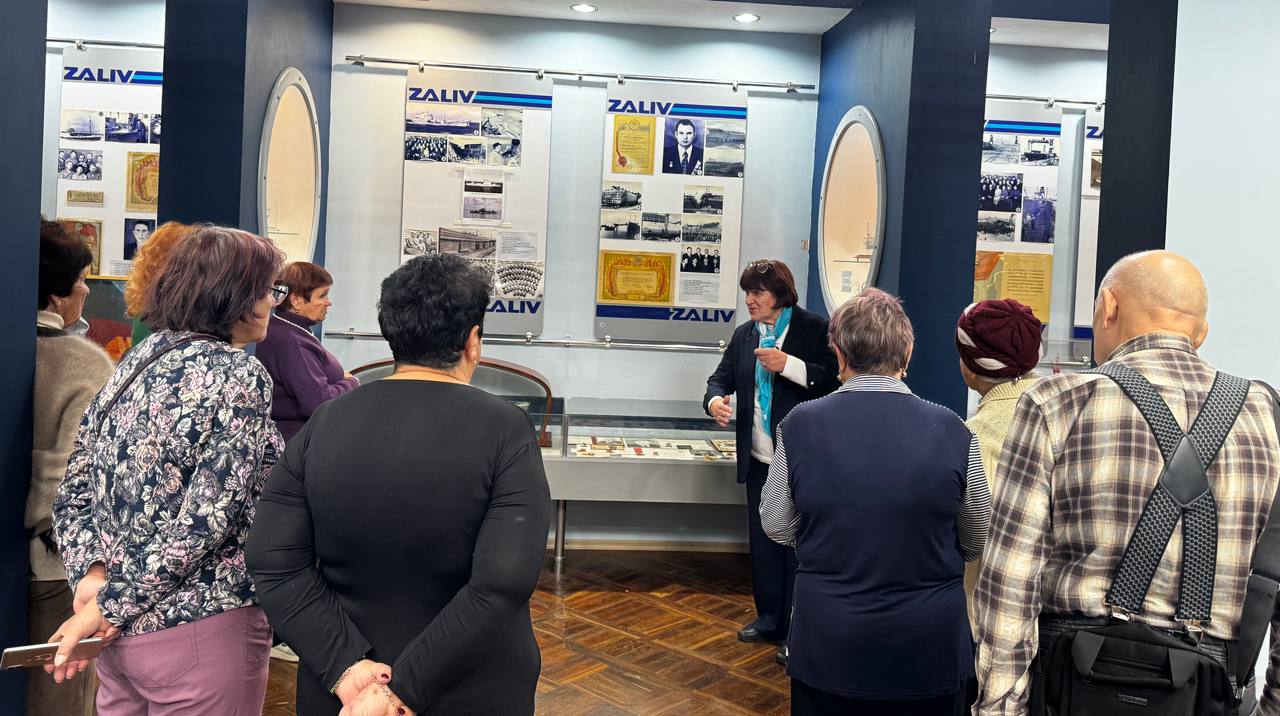 Ветераны труда посетили музей керченских корабелов / Фото: АО «Судостроительный завод имени Б.Е. Бутомы»