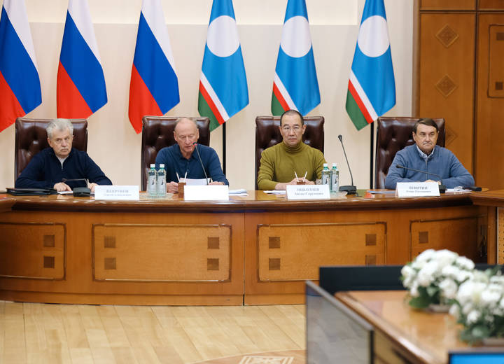 Помощник президента России, председатель Морской коллегии Николай Патрушев провел в Якутске совещание по вопросам грузоперевозок в Ленском бассейне / Фото: Морская коллегия России