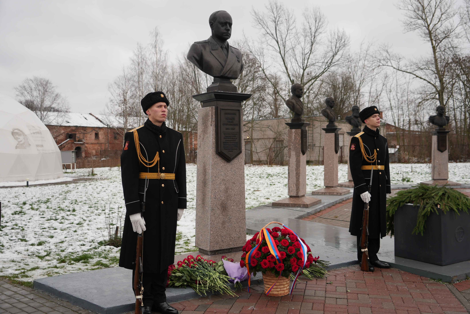 Военнослужащие Балтийского флота приняли участие в открытии памятного бюста адмиралу флота Советского Союза Ивану Исакову / Фото: Министерство обороны России