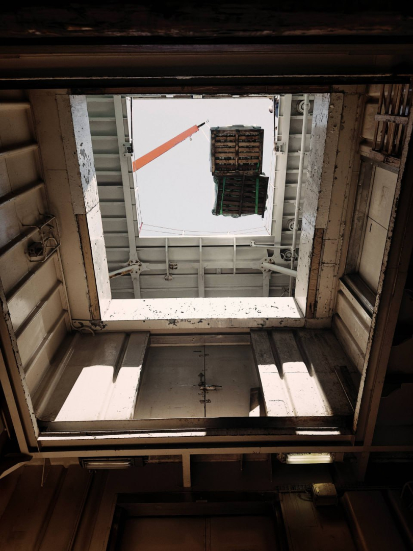 В трюмы НЭС "Академик Федоров" грузят продовольствие / Фото: ААНИИ