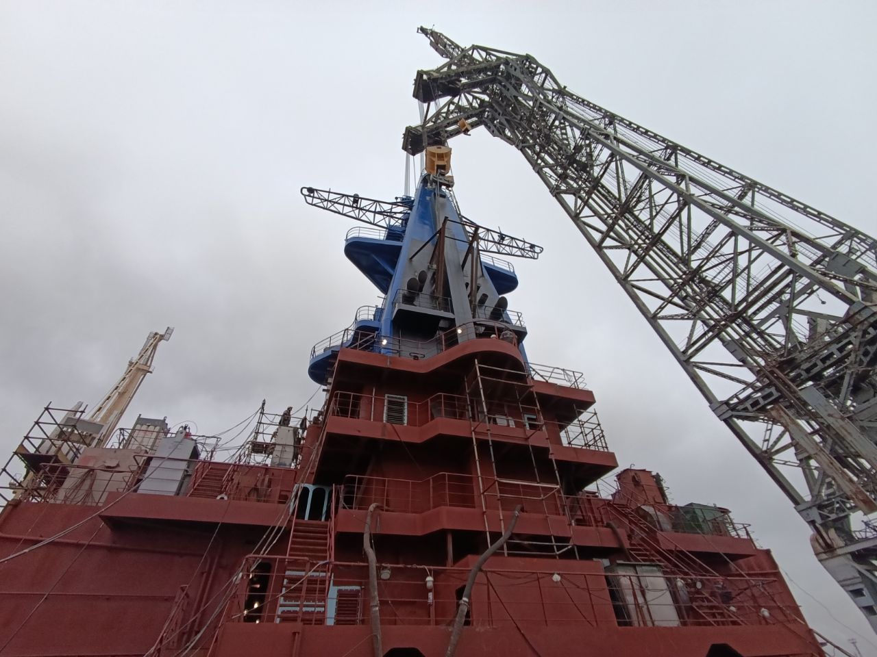 На строящийся атомоход «Чукотка» проекта 22220 установили мачту / Фото: