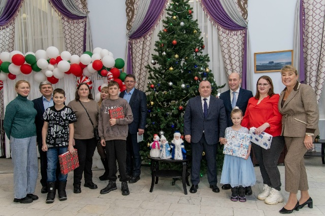 Акция "Корабельная Елка желаний" на "Севмаше"/ Фото: пресс-служба "Севмаша"