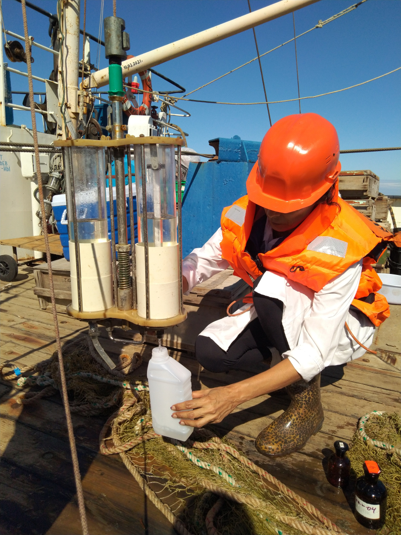 Отбор проб воды НИС Гидробиолог/ Фото: КаспНИРХ