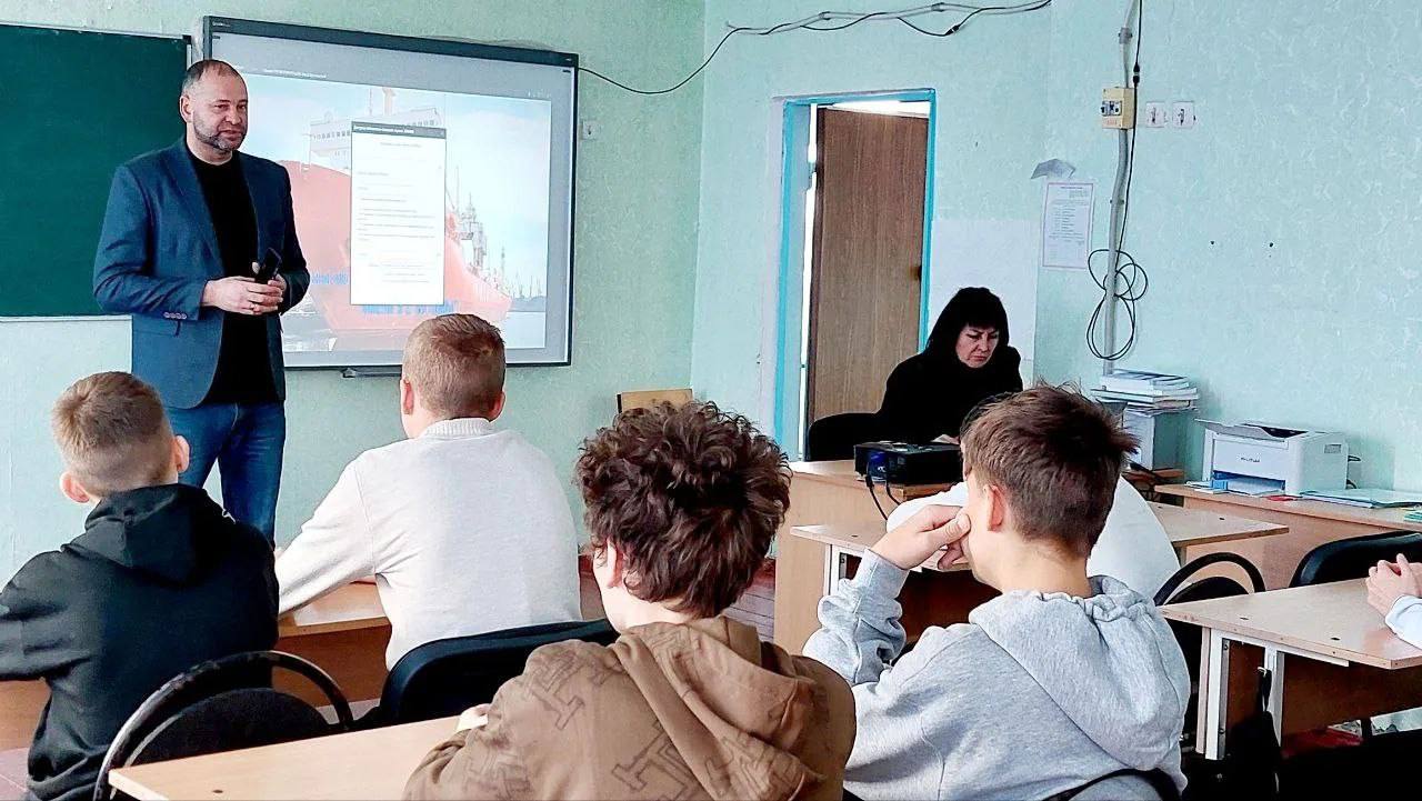 Керченские корабелы советуют строить карьеру с детства / Фото: АО «Судостроительный завод имени Б.Е. Бутомы»