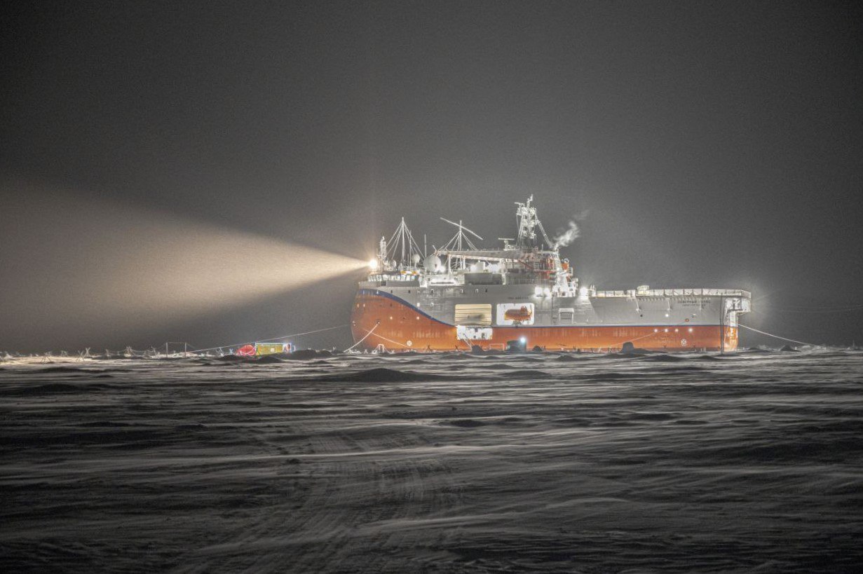 Экспедиция "Северный полюс-42" продолжается уже 15 месяцев / Фото: Александр Тетерин, ААНИИ