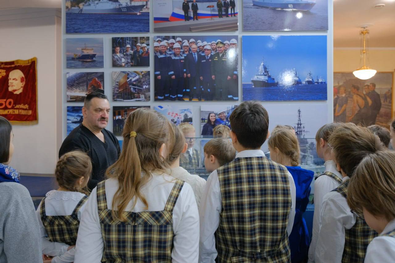 С историей «Северной верфи» ОСК познакомили гимназистов / Фото: