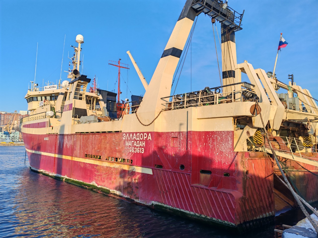 СРТМ "Элладора" в Охотском море / Фото: ФГБНУ
