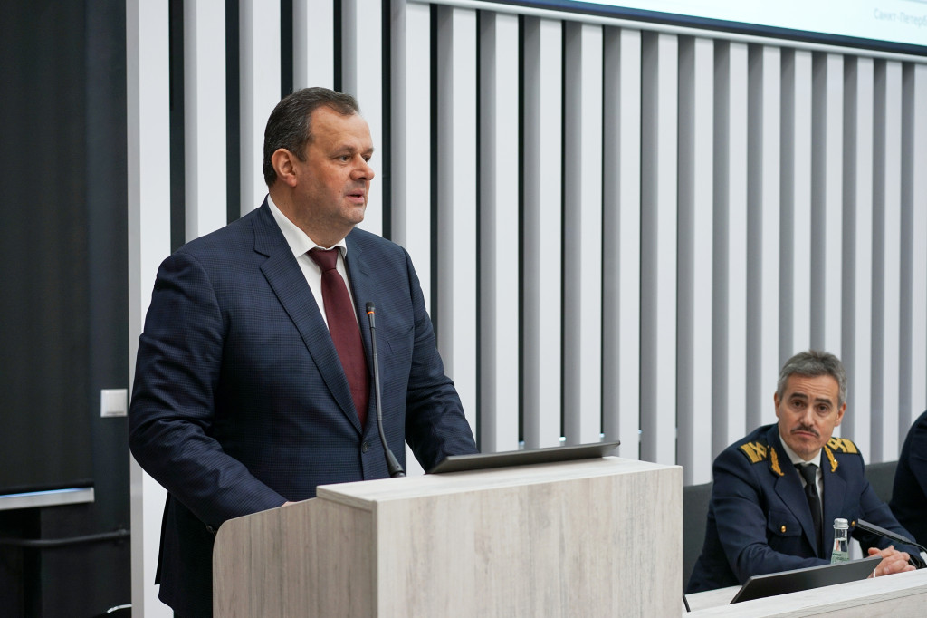 Лекция генерального директора ФГУП «Морсвязьспутник» Андрея Куропятникова / Фото: Пресс-служба ГУМРФ