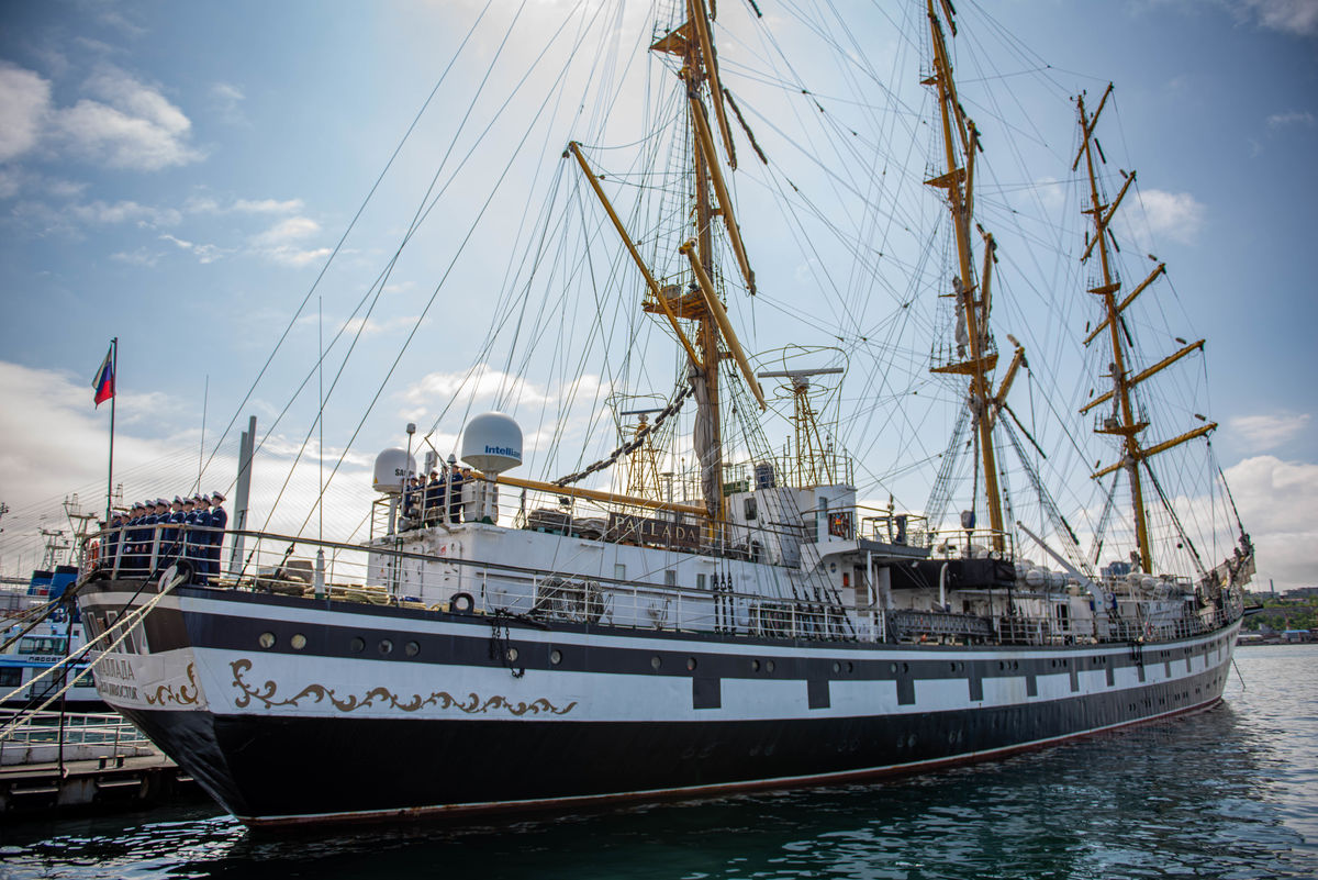 Парусное судно «Паллада» уже более 35 лет растит настоящих моряков в учебных рейсах / Фото: пресс-служба Дальрыбвтуза