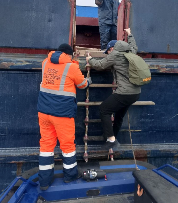 Спасатели Каспийского филиала провели срочную медэвакуацию / Фото: Пресс-служба Морспасслужбы