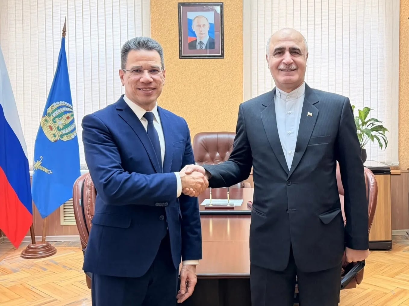 Министр внешних связей региона Владимир Головков и генеральный консул Ирана Ахмад Хейдариан / Фото: Пресс-служба правительства Астраханской области