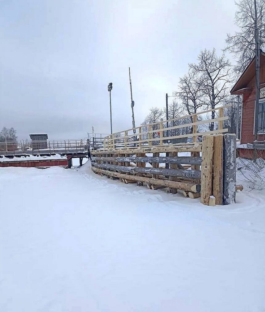 Старые конструкции уступают место новым, надежным сваям, которые обеспечат устойчивость переправы и безопасность судоходства в новом сезоне / Фото: пресс-служба Росморречфлота