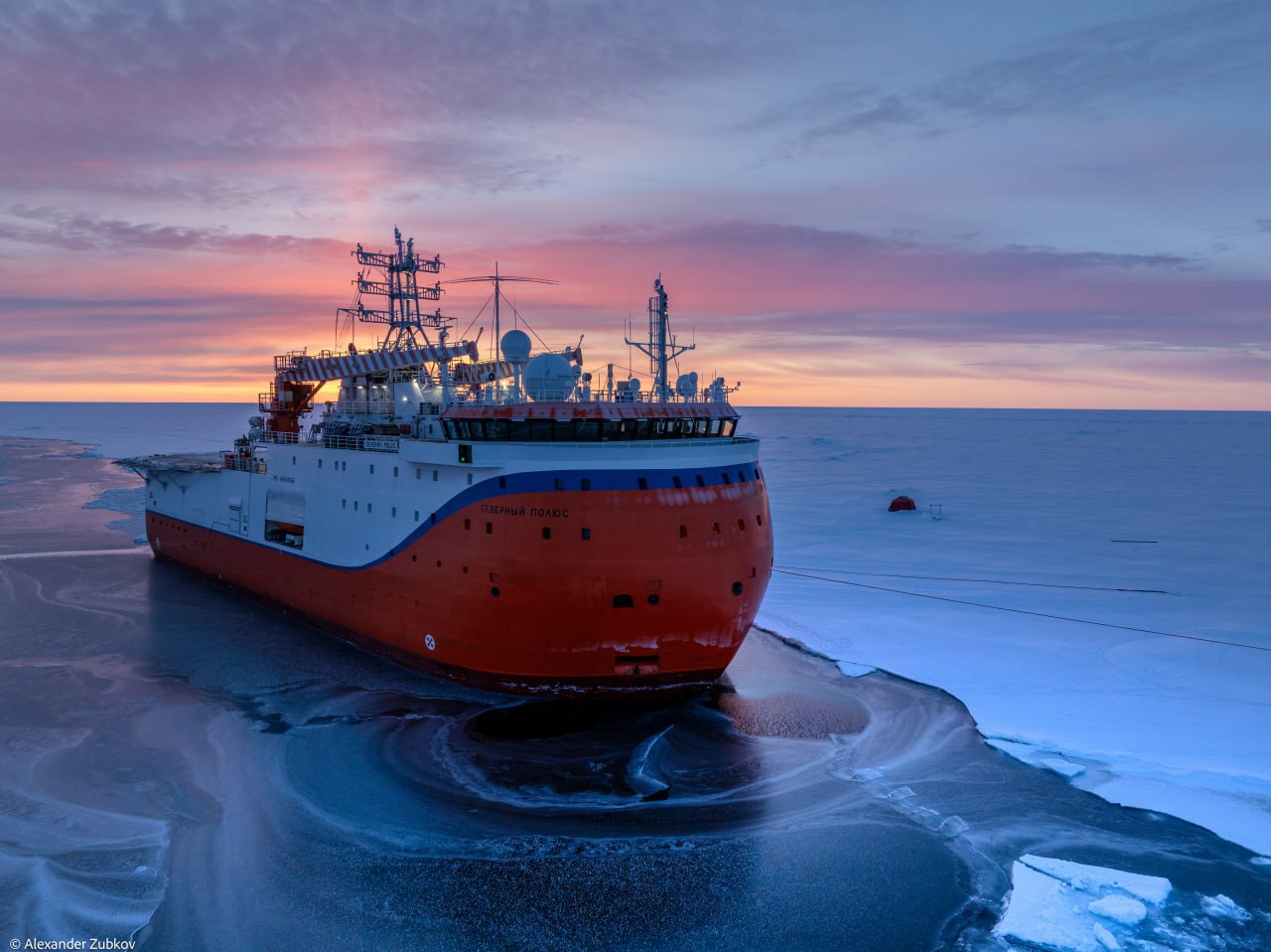 Научно-экспедиционное судно «Северный полюс» - гордость полярной науки / Фото: Александр Зубков, ААНИИ