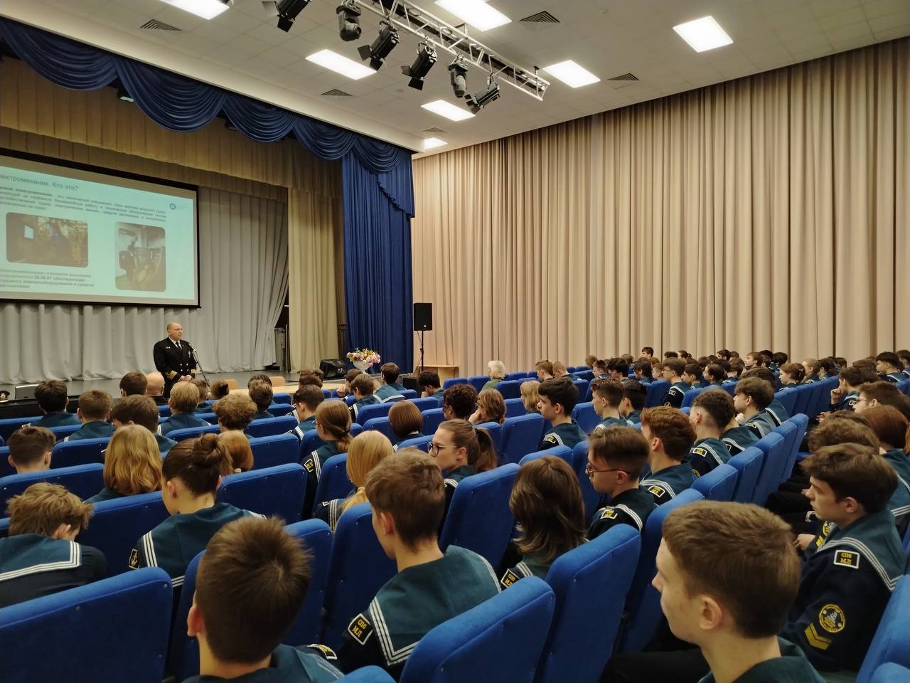 Кадетам Морского лицея Петербурга рассказали о работе атомного флота / Фото: