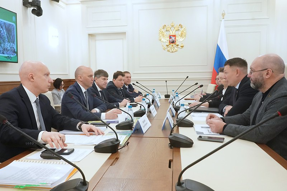 На рабочей встречи губернатора Калининградской области Алексея Беспрозванных с председателем комитета Совета Федерации по аграрно-продовольственной политике и природопользованию Александром Двойных / Фото: Пресс-служба правительства Калининградской области