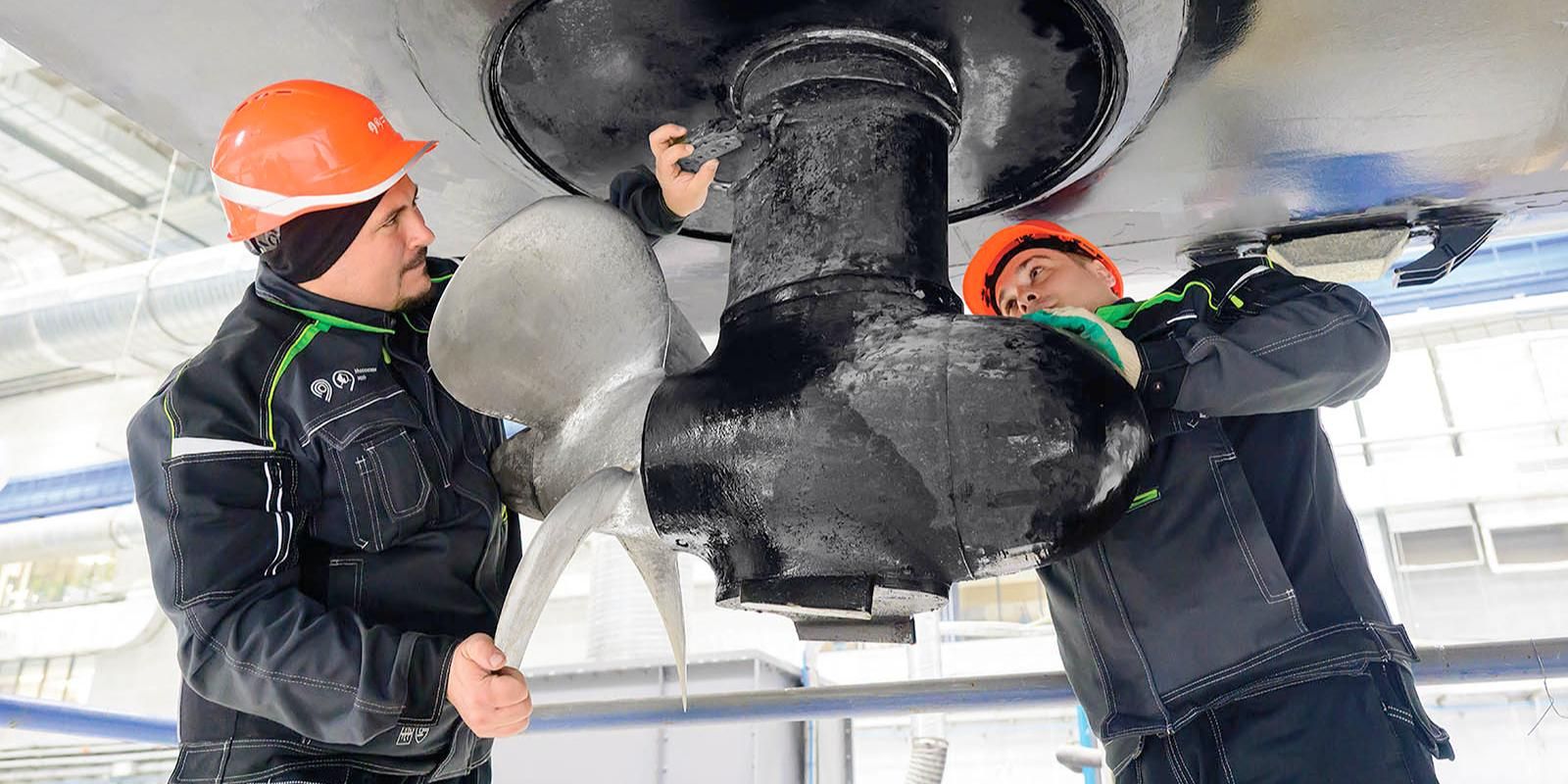 Специалисты проверяют работоспособность движительно-рулевых комплексов / Фото: Правительство Москвы