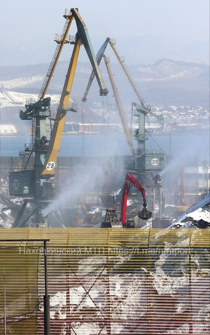 В Находкинском МТП стартовали работы по возведению дополнительных пыле-ветро-защитных экранов / Фото: Находкинский морской торговый порт