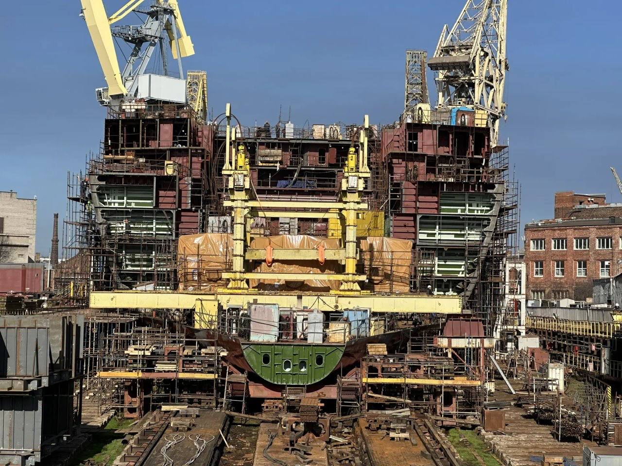 На строящийся атомоход «Ленинград» установили гребные электродвигатели весом по 300 тонн / Фото: Балтийский завод ОСК