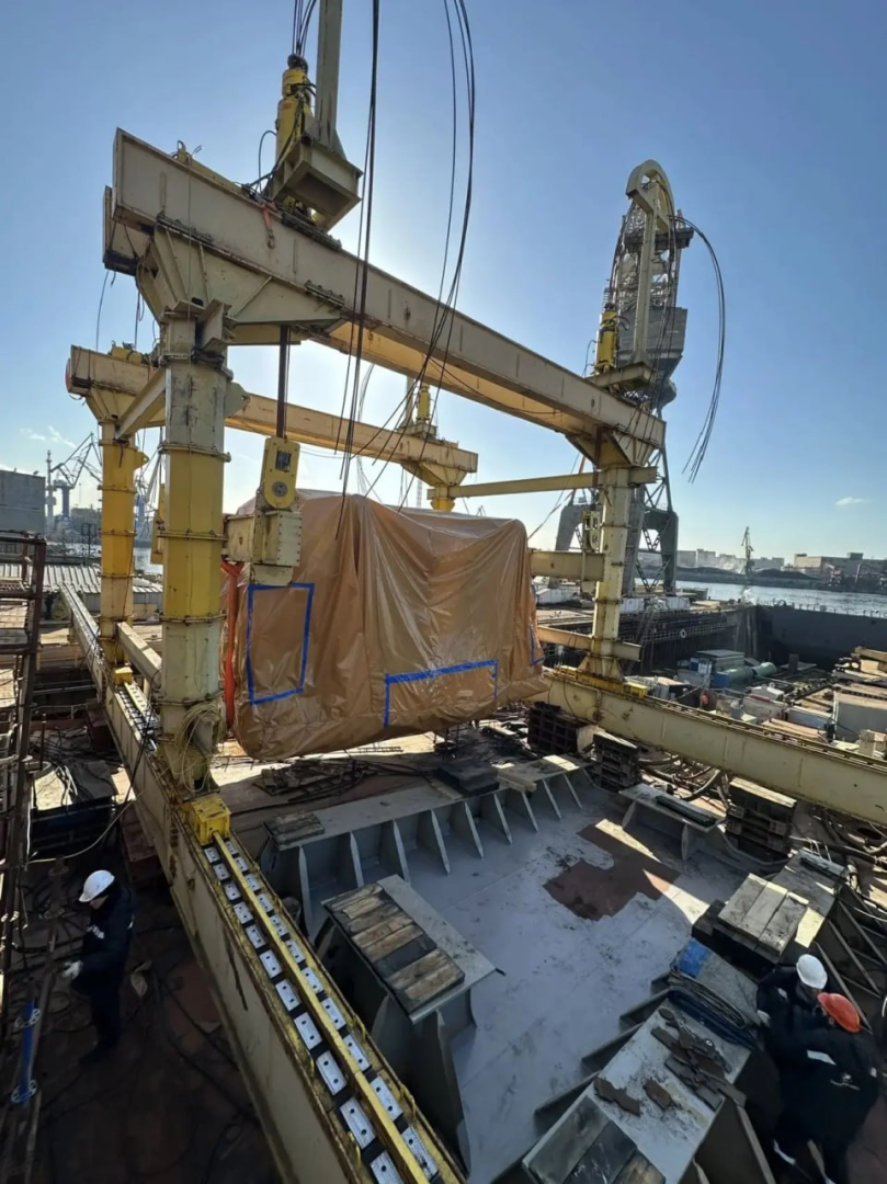 На строящийся атомоход «Ленинград» установили гребные электродвигатели весом по 300 тонн / Фото: пресс-служба ОСК