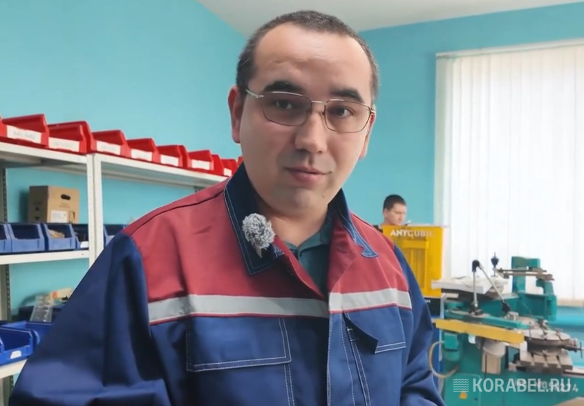 "Объем работы большой, судов достаточно много", - Руслан Халиуллин, гравер IV разряда / Фото: Корабел.Ру