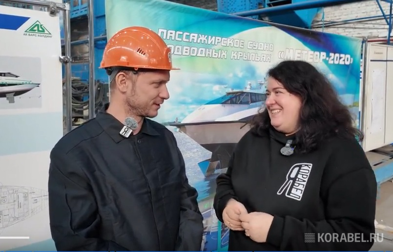 "Здесь стабильная зарплата, востребованность специалистов, карьерный рост, возможность получать образование, не отрываясь от работы, социальные льготы, путевки в санаторий", - Александр Прохоров, сборщик корпусов металлических судов / Фото: Корабел.Ру