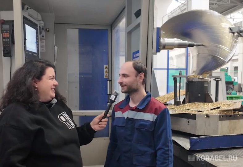 "Друзья мне скидывают новости о спусках. Это приятно", - Рафик Игнатьев, оператор ЧПУ V разряда. / Фото: Корабел.Ру