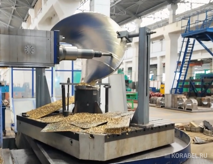 На станке выполняется обработка лопасти ВРШ - фрезеровка зеркальной поверхности / Фото: Корабел.Ру