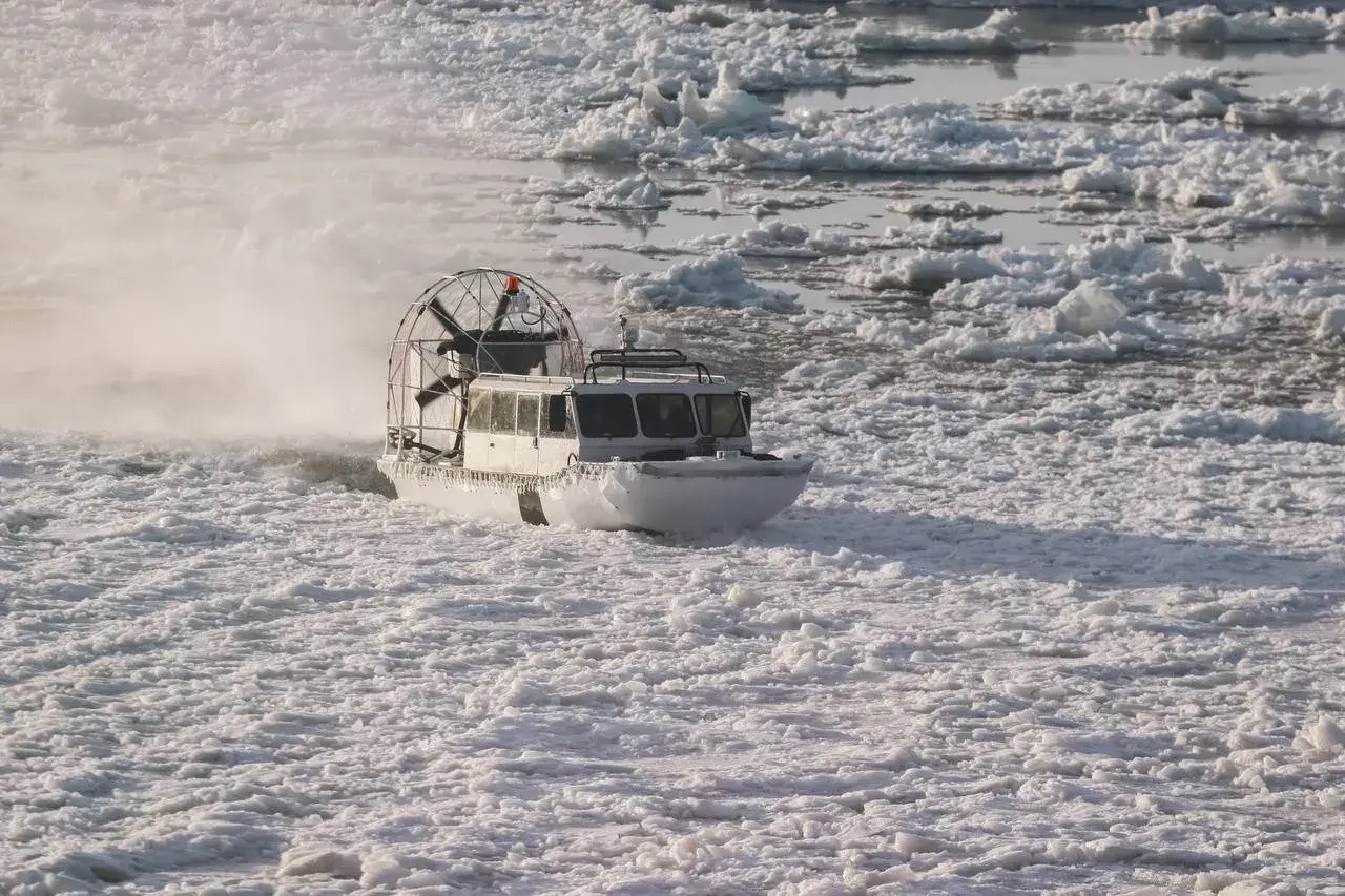 Транспортную связь через Лену во время межсезонья обеспечат суда на воздушной подушке / Фото: Минтранс Якутии