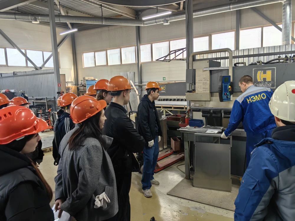 Сотрудники «НЭМО» знакомят школьников с современным производством / Фото: пресс-служба ООО