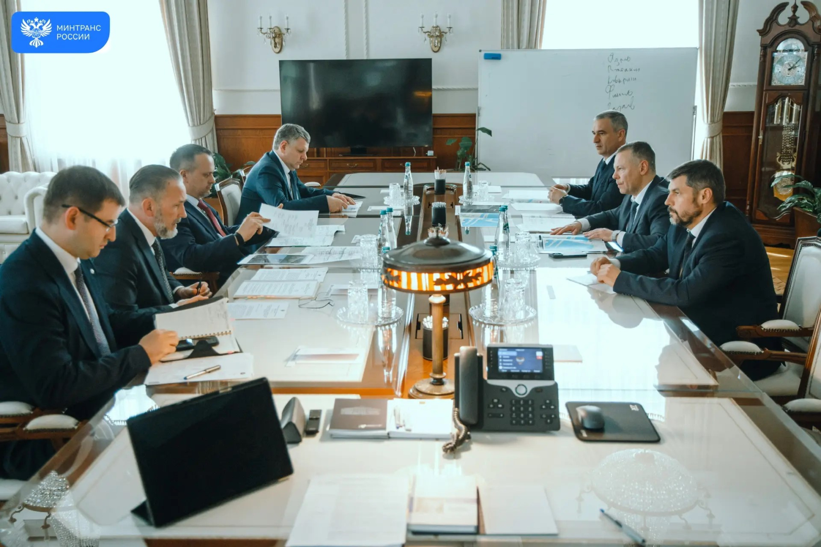 Рабочая встреча министра транспорта Андрея Никитина с губернатором Ярославской области Михаилом Евраевым / Фото: Минтранс России
