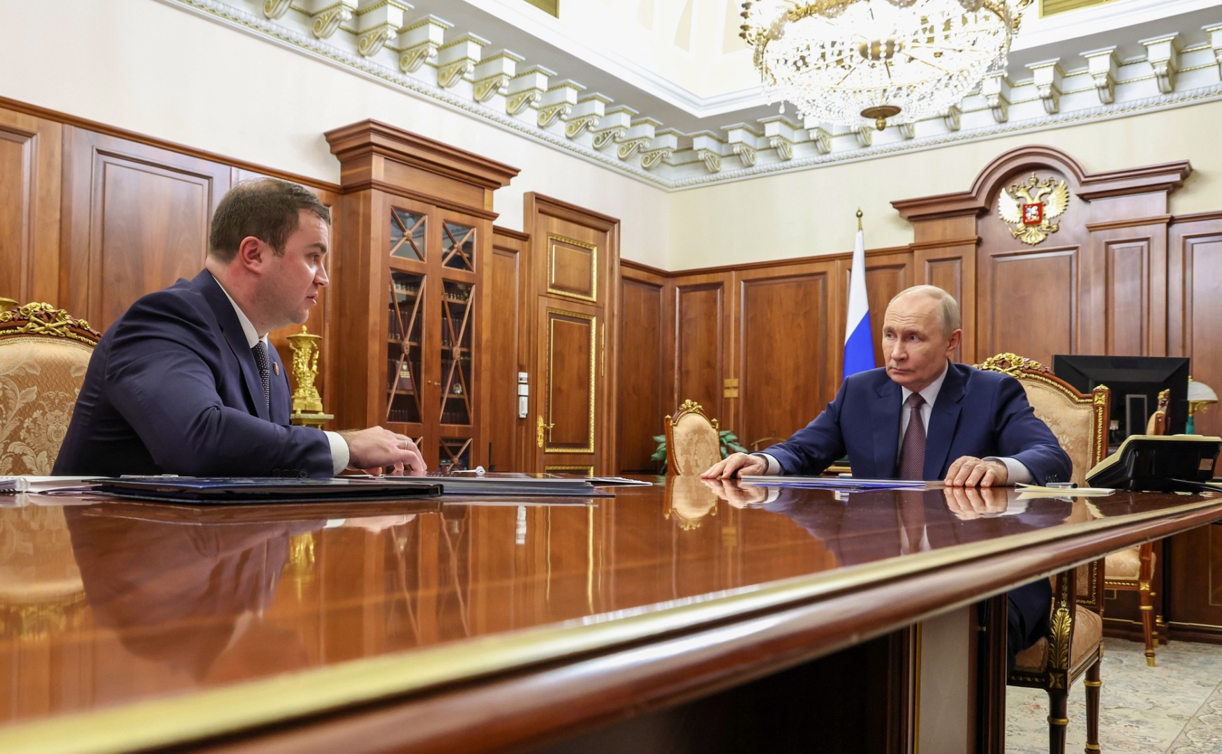 Президент России Владимир Путин провел встречу с губернатором Омской области Виталием Хоценко / Фото: Пресс-служба президента России