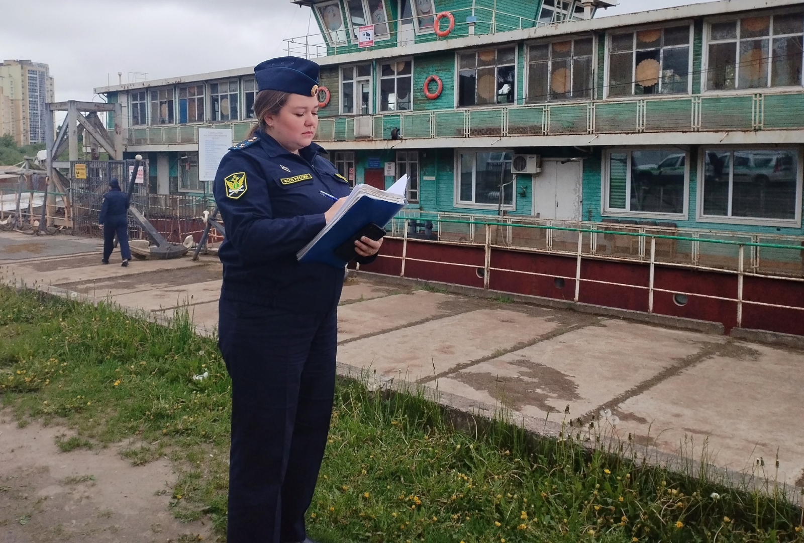 Старые теплоходы отбуксировали с речного вокзала в Вологде / Фото: УФССП России по Вологодской области