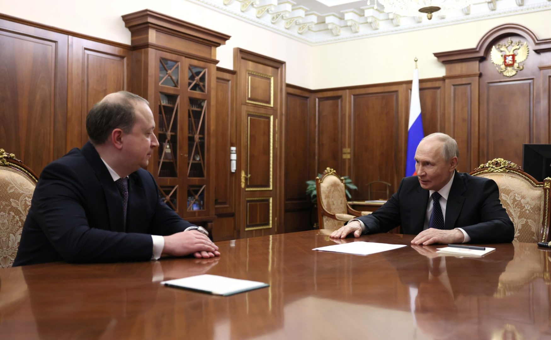 резидент России Владимир Путин провел рабочую встречу с гендиректором ОСК Андреем Пучковым / Фото: Пресс-служба президента России