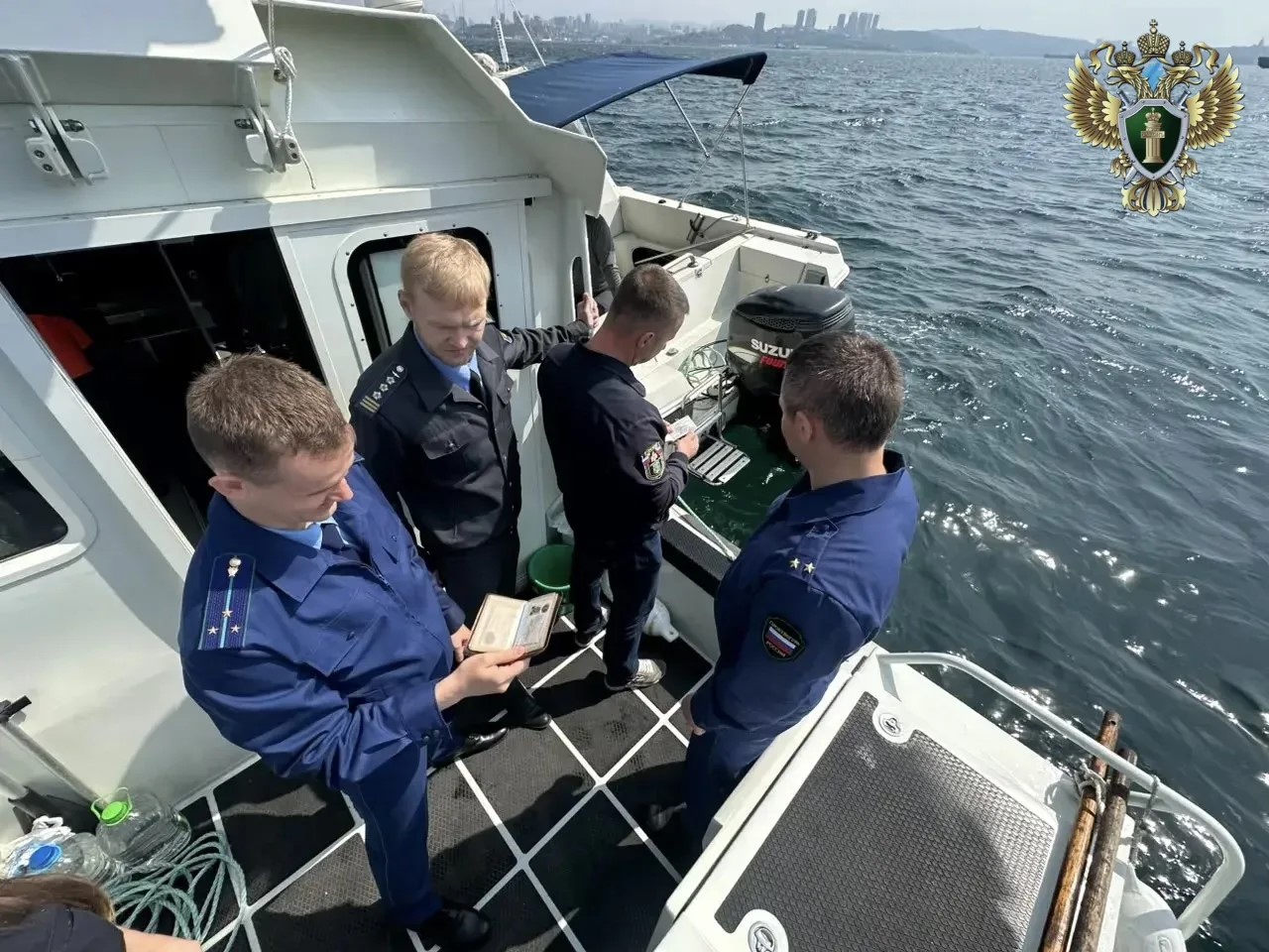 В Приморском крае транспортной прокуратурой проведены рейды по акватории морского порта Владивосток / Фото: Дальневосточная транспортная прокуратура