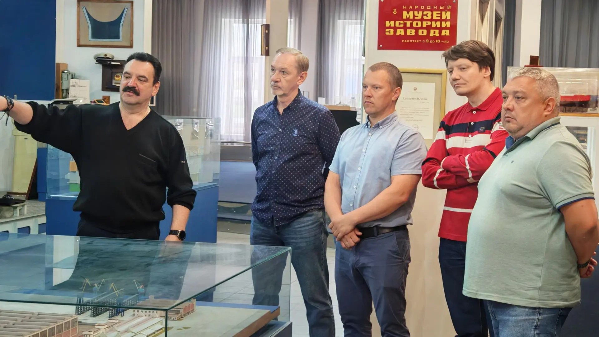 Новые сотрудники «Северной верфи» ОСК познакомились с историей завода / Фото: пресс-служба ПАО «Судостроительный завод «Северная верфь»