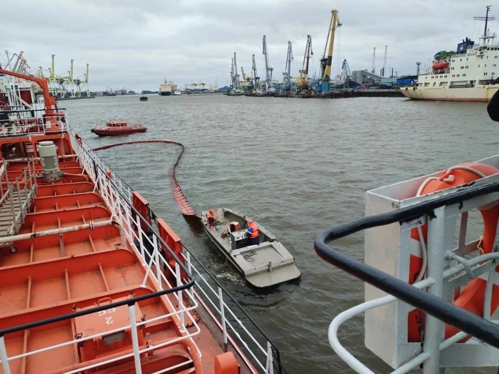 В Большом порту Санкт-Петербург отработали действия по ликвидации нефтеразливов / Фото: Морспасслужба