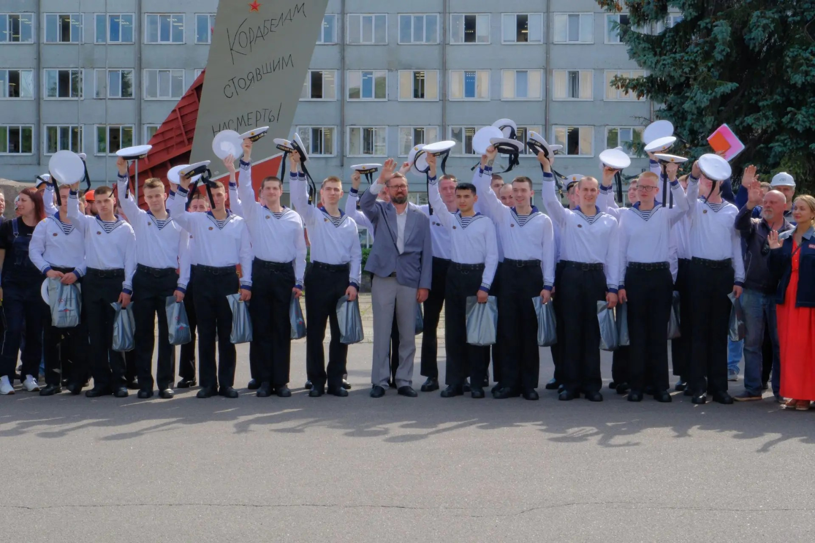 На «Северной верфи» ОСК проводили матросов НПП / Фото: пресс-служба ПАО «Судостроительный завод «Северная верфь»