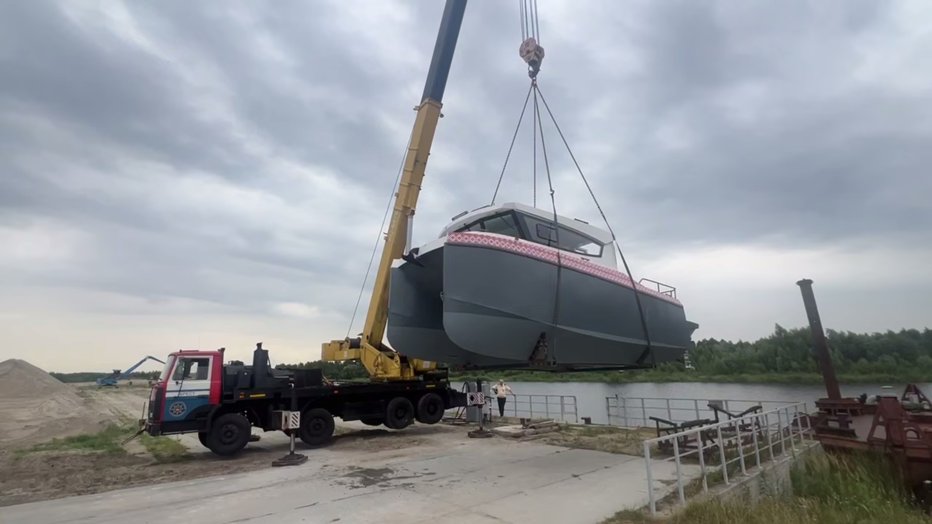 Спущено на воду первое белорусское электросудно / Фото: Пресс-служба Брестского облисполкома