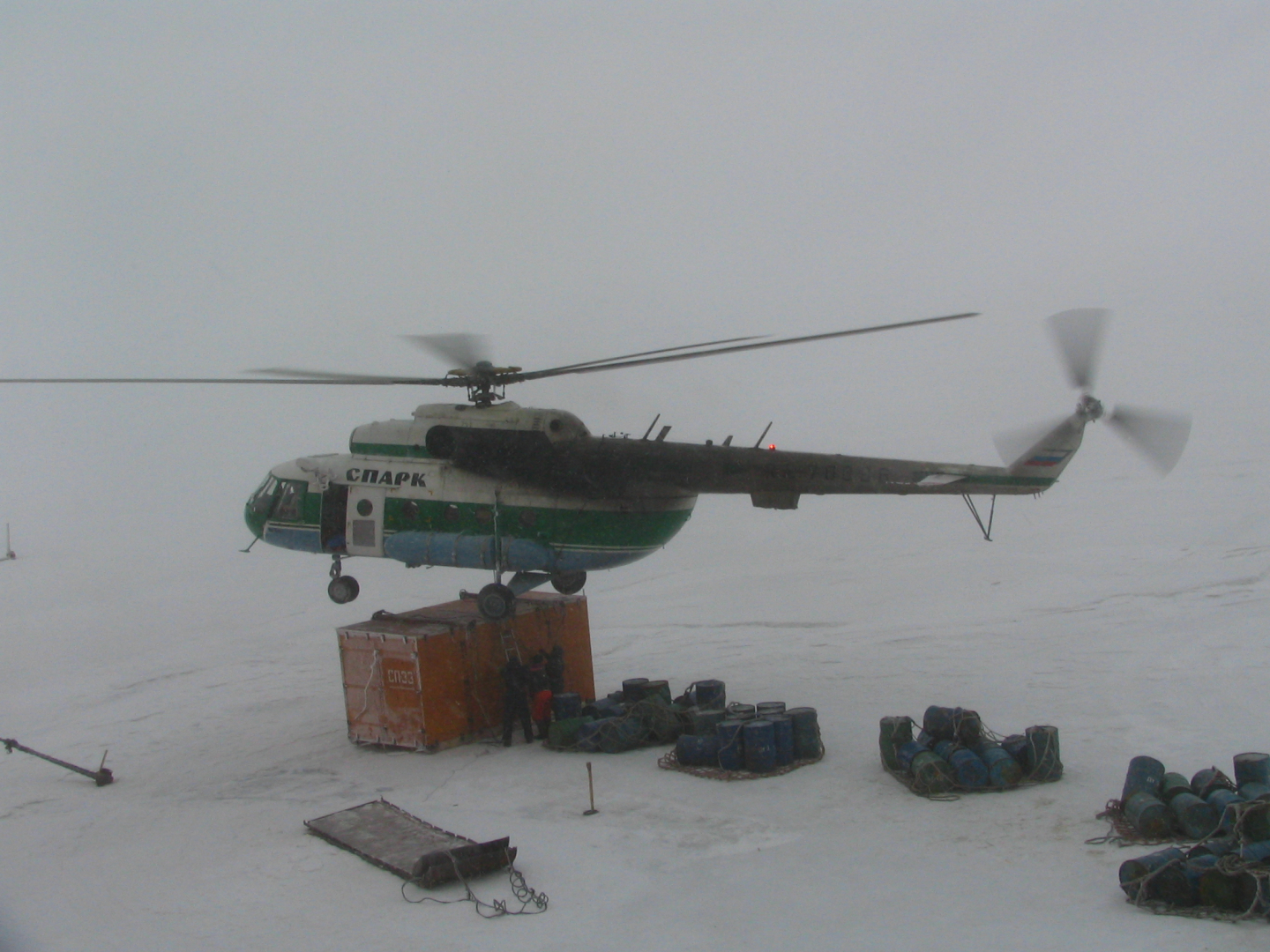 Видимость ниже нуля... Высадка полярников научной дрейфующей станции СП-33 / Фото: Михаил Константинов