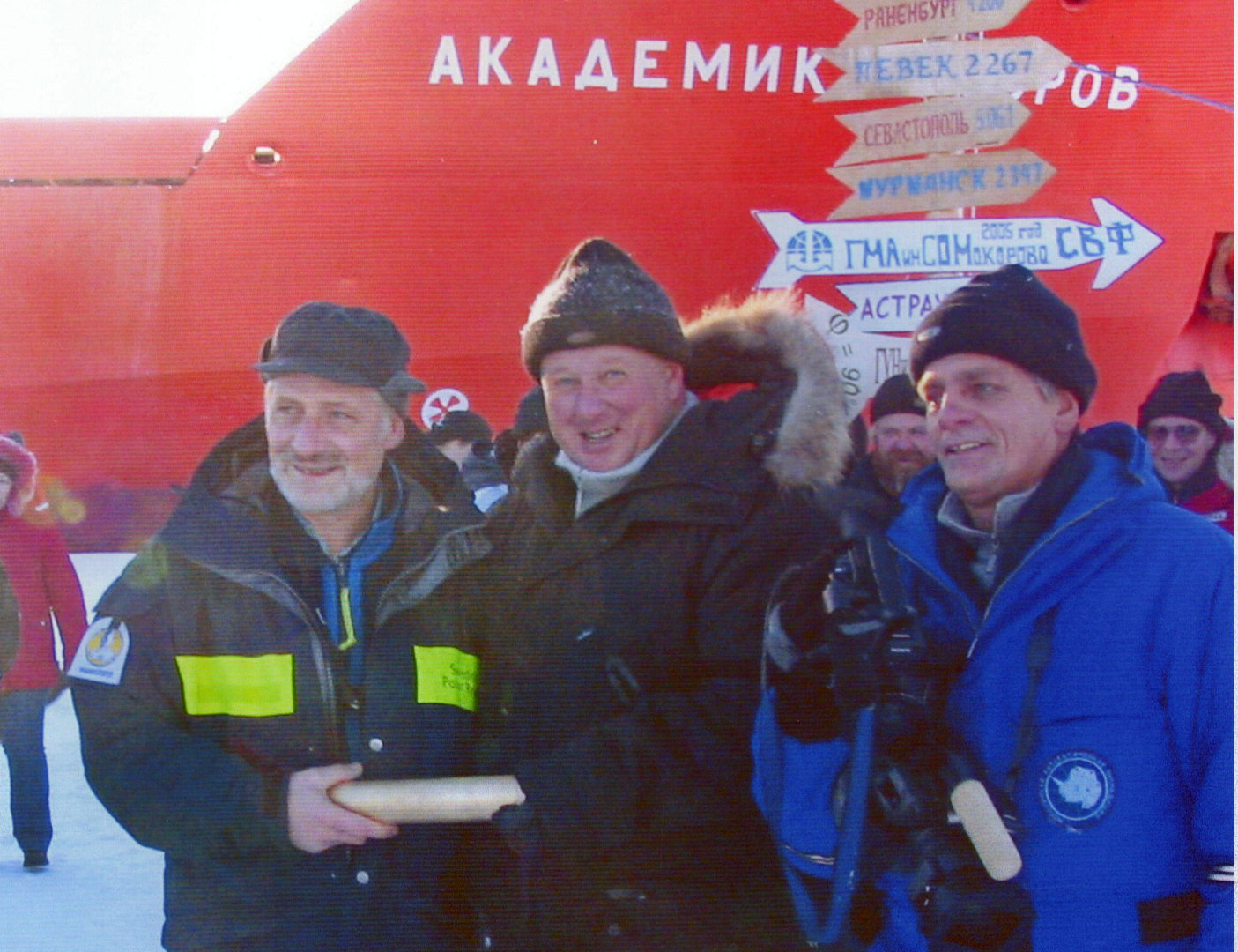 НЭС «Академик Федоров» — первое в мире транспортное судно, достигшее Северного полюса без сопровождения ледокола. Вадим Базыкин (на фото в центре) пилотировал один из двух вертолетов Ми-8, обеспечивающих этой экспедиции ледовую разведку с воздуха. 2005 г / Фото: Михаил Константинов