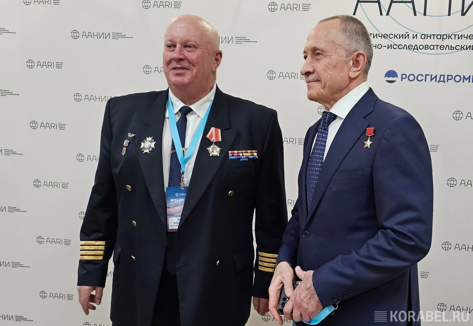 Вадим Базыкин (слева на фото) и Александр Ватагин, заместитель генерального директора АО «ОДК» на панельной сессии «Полярная авиация: проблемы и перспективы» конференции POLAR 2026 / Фото: Корабел.Ру