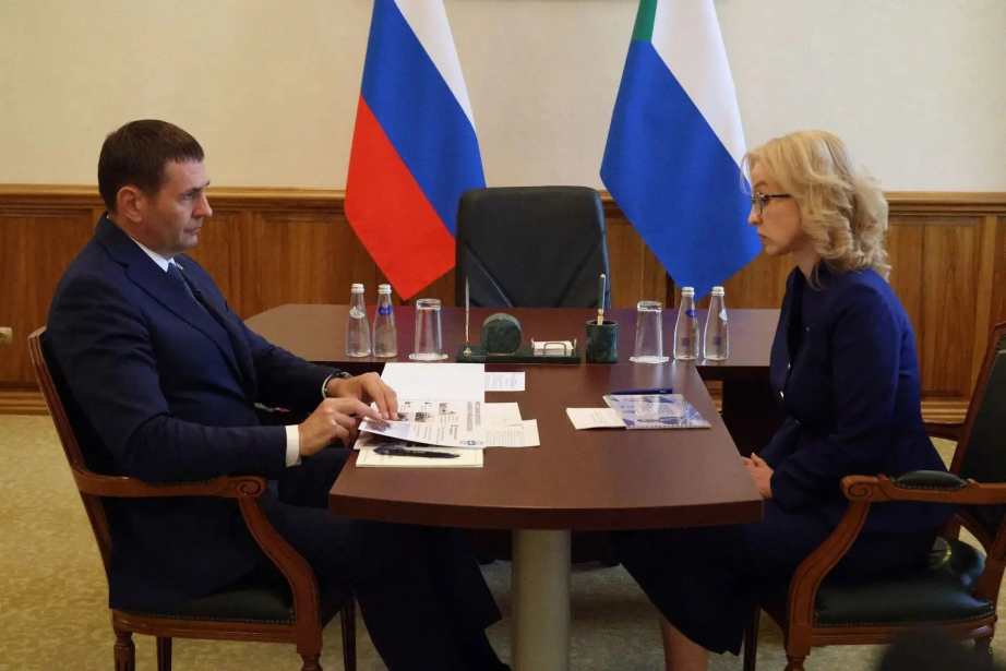 О проделанной работе и планах рыболовной отрасли губернатору Хабаровского края Дмитрию Демешину доложила Ольга Булкова / Фото: правительство Хабаровского края