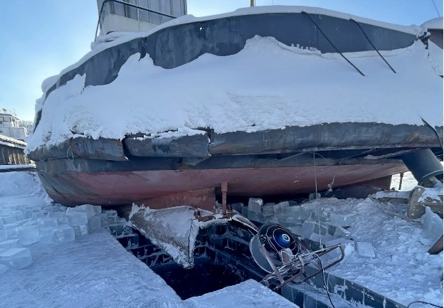 Выморозка льда для выполнения ремонта движительно-рулевого комплекса судна проекта СК2000К, 2026 г. / Фото: Лодыгин С.Н.